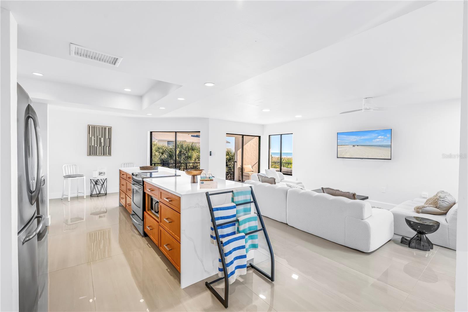 Image 5 of 64 For 450 Beach Road 4