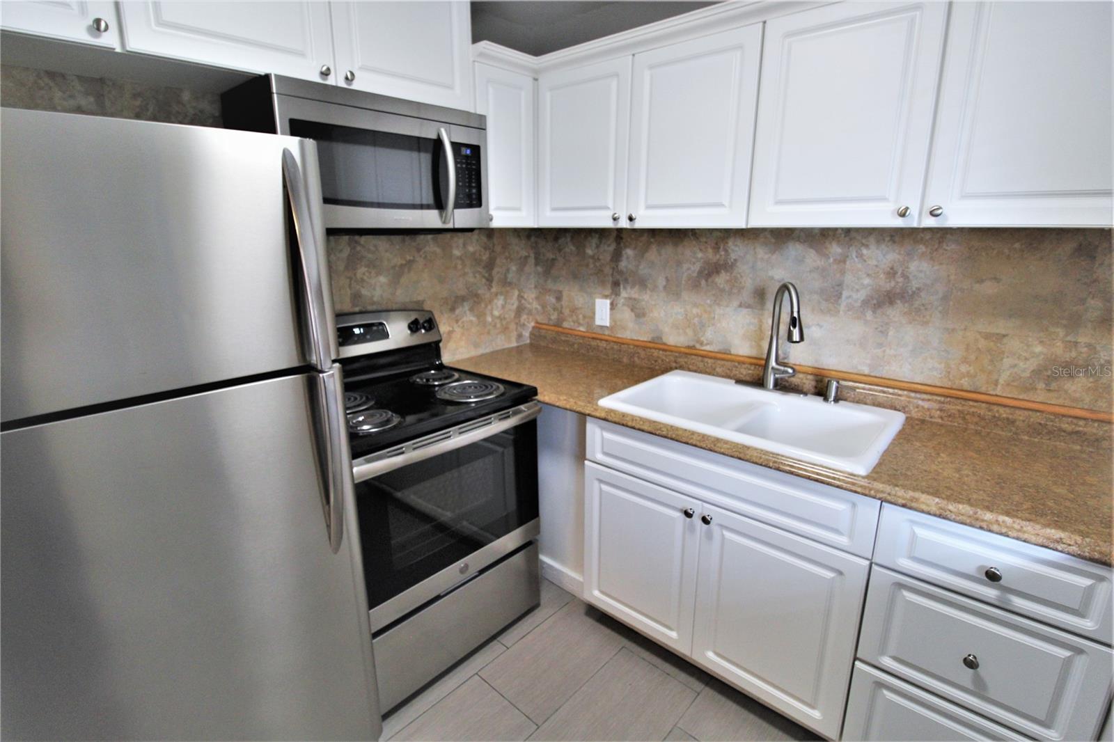 Image 2 of 18 For 3001 Bee Ridge Road 113