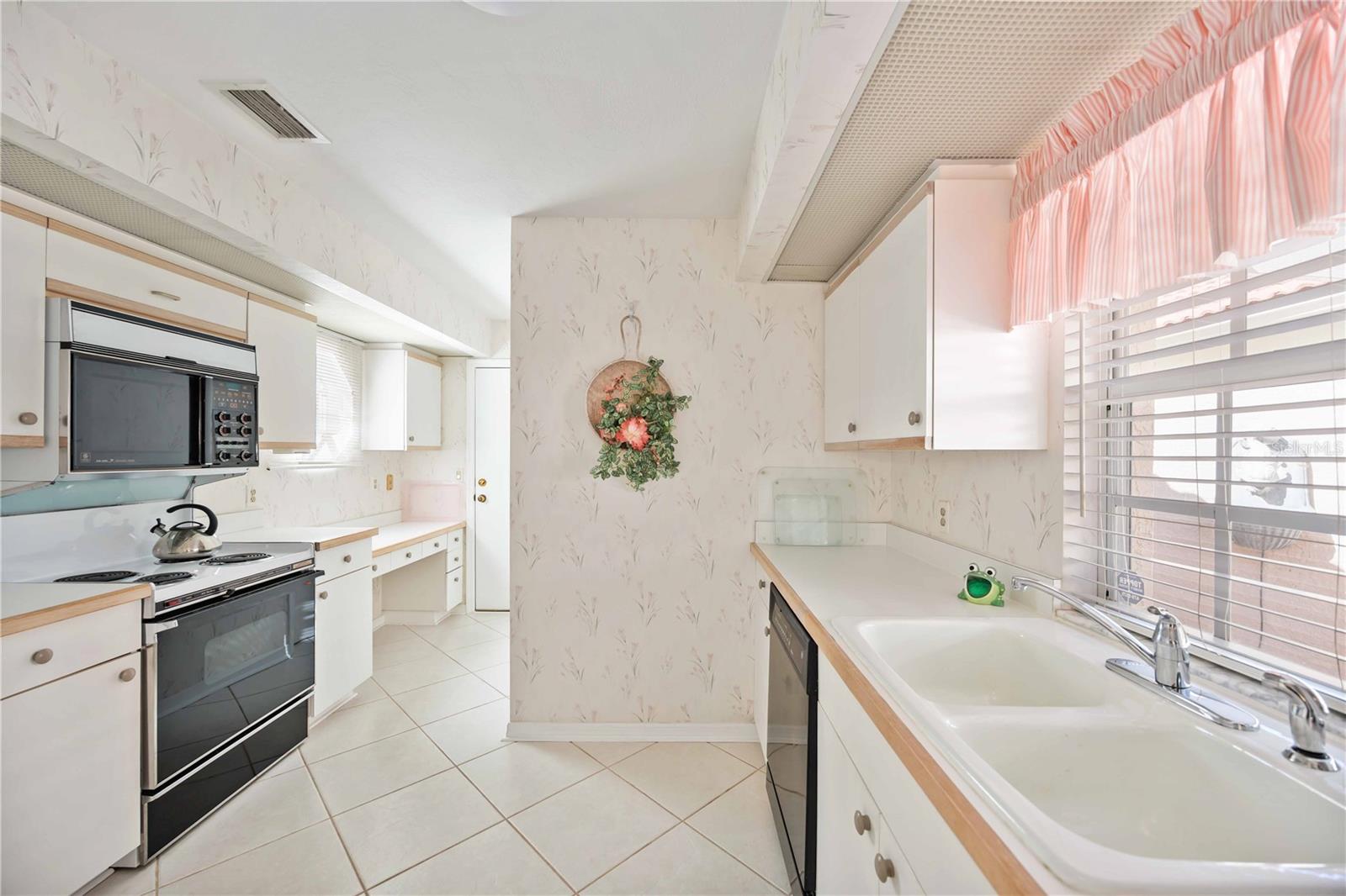 Image 21 of 72 For 4076 Lyndhurst Court