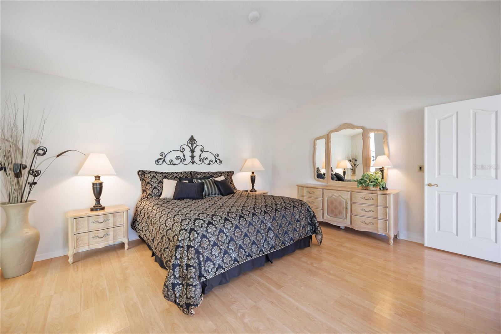 Image 26 of 72 For 4076 Lyndhurst Court