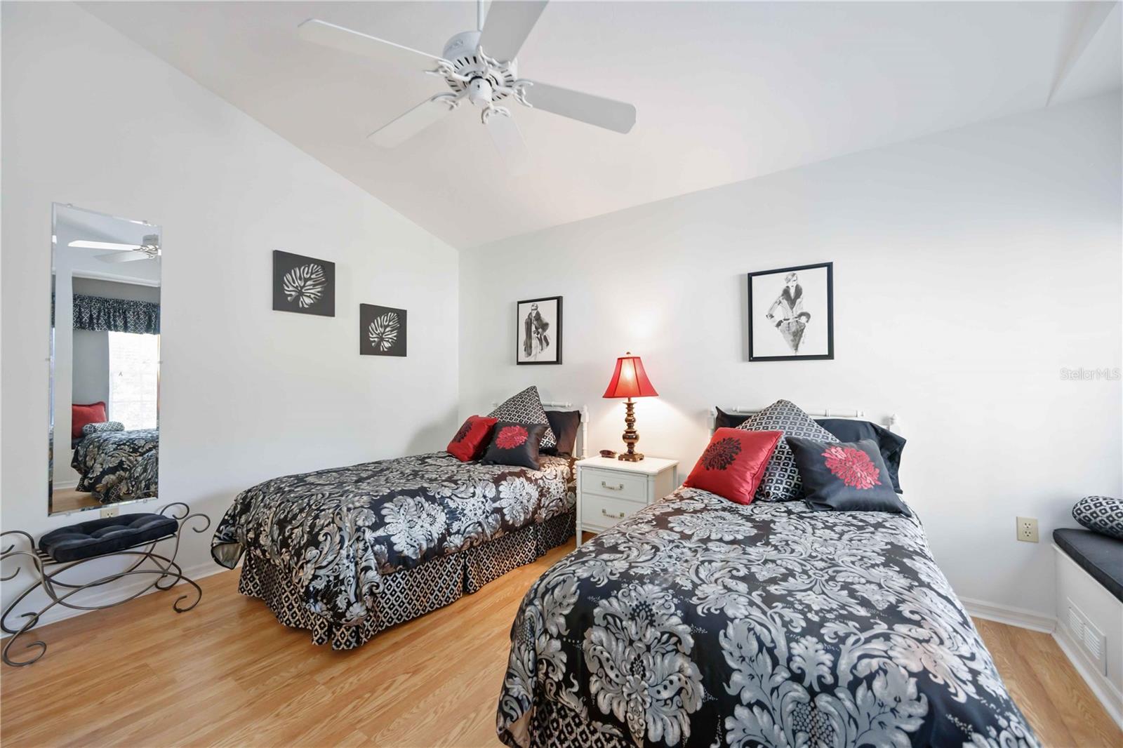 Image 31 of 72 For 4076 Lyndhurst Court