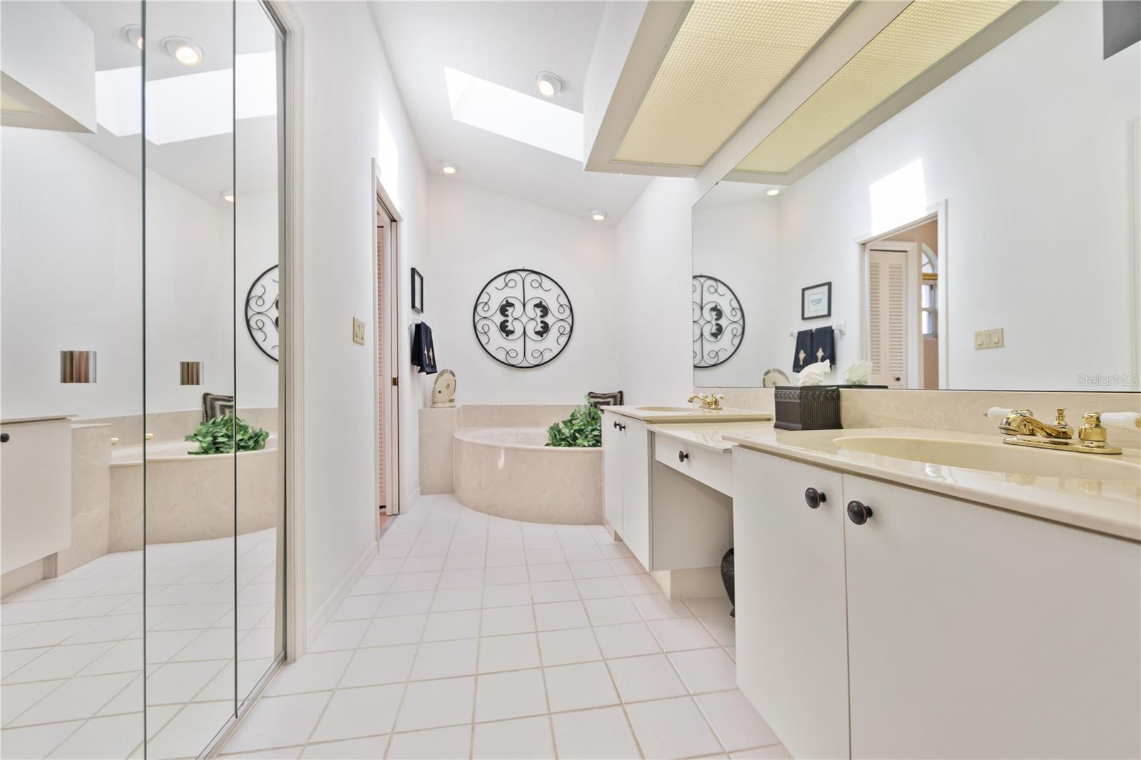 Image 33 of 72 For 4076 Lyndhurst Court