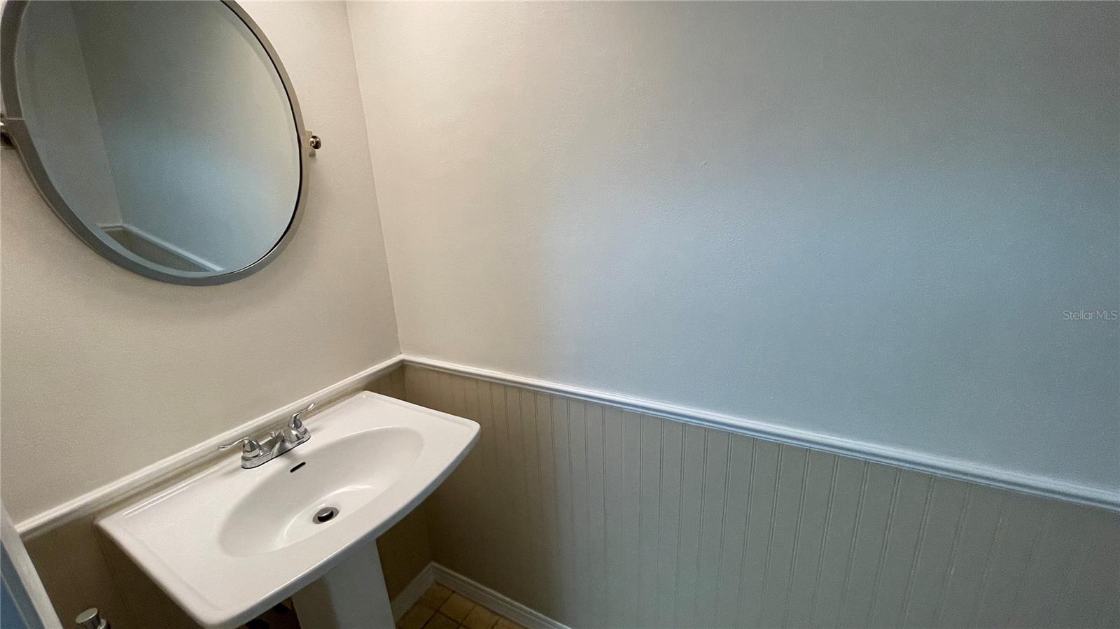 Image 14 of 37 For 892 Sunridge Drive 892