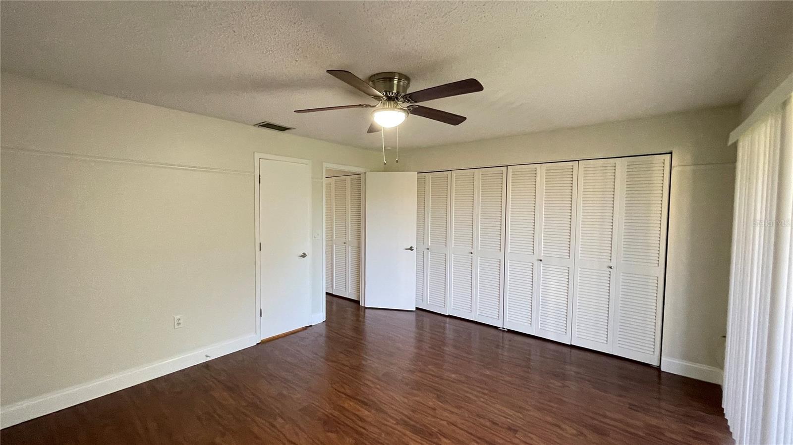 Image 16 of 37 For 892 Sunridge Drive 892