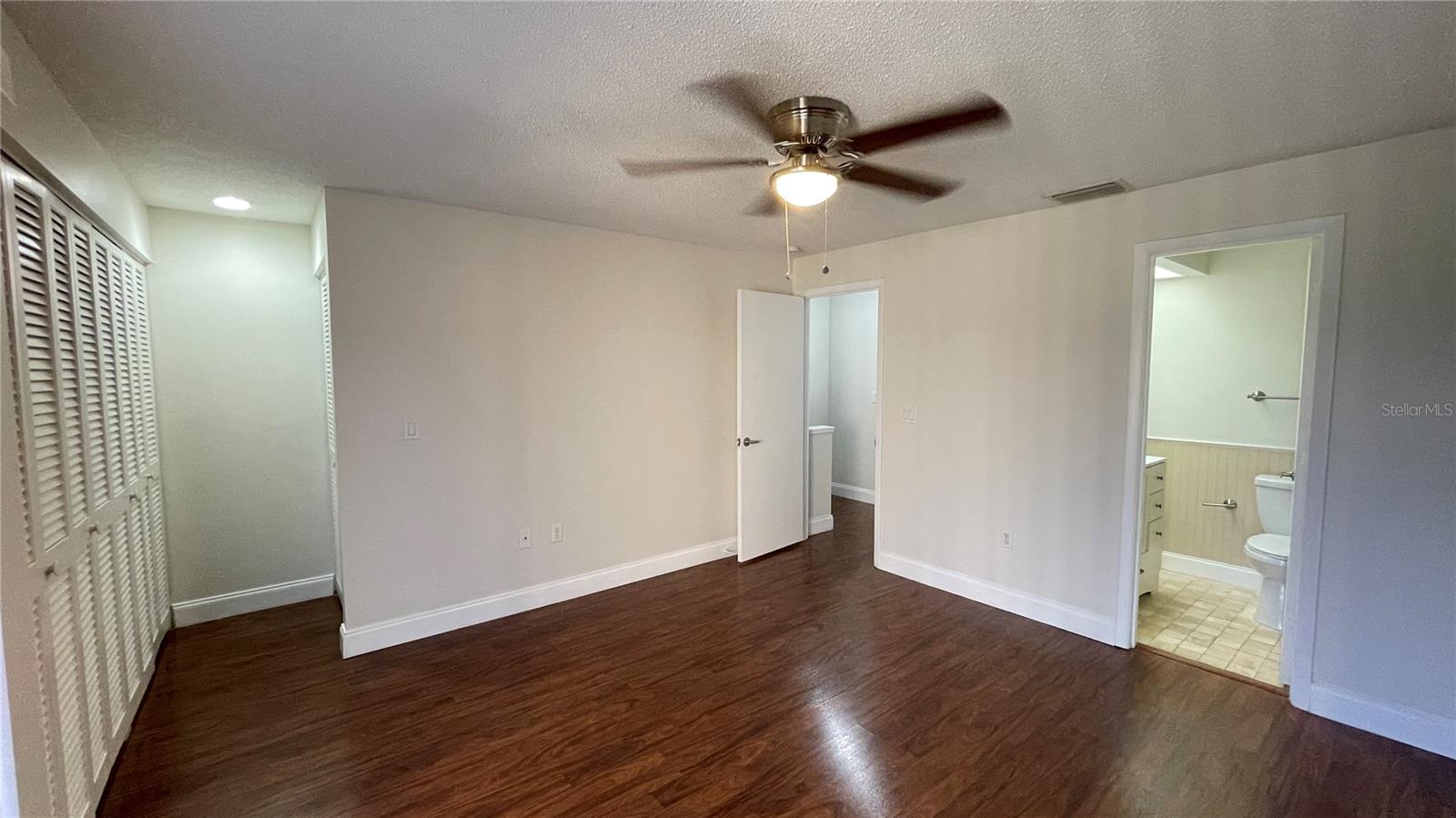 Image 26 of 37 For 892 Sunridge Drive 892