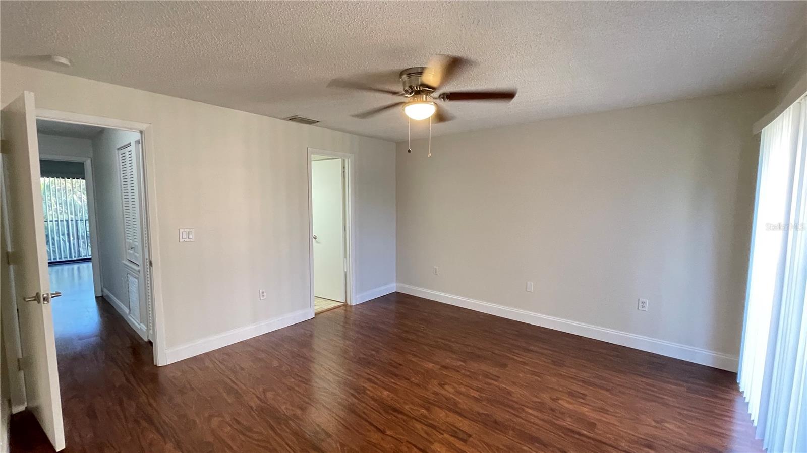 Image 27 of 37 For 892 Sunridge Drive 892