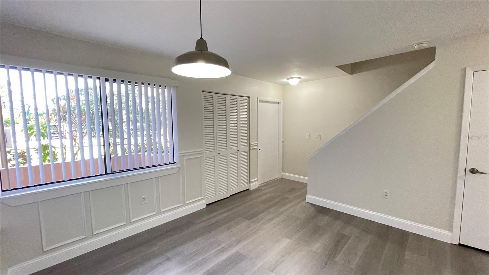 Image 5 of 37 For 892 Sunridge Drive 892