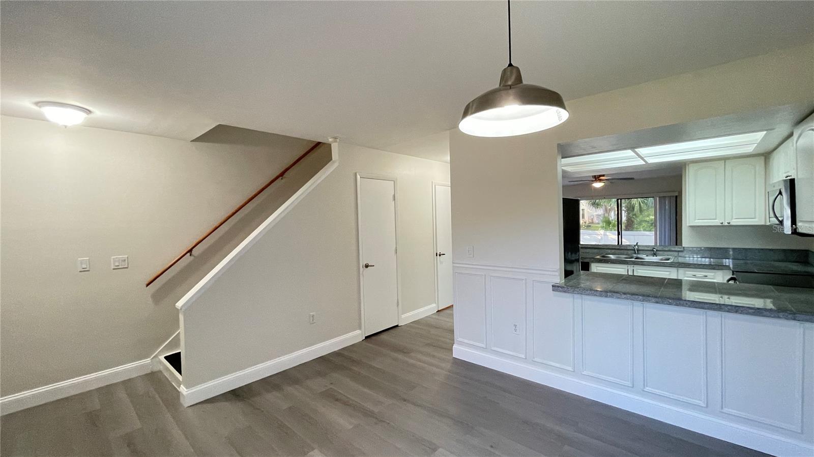 Image 6 of 37 For 892 Sunridge Drive 892