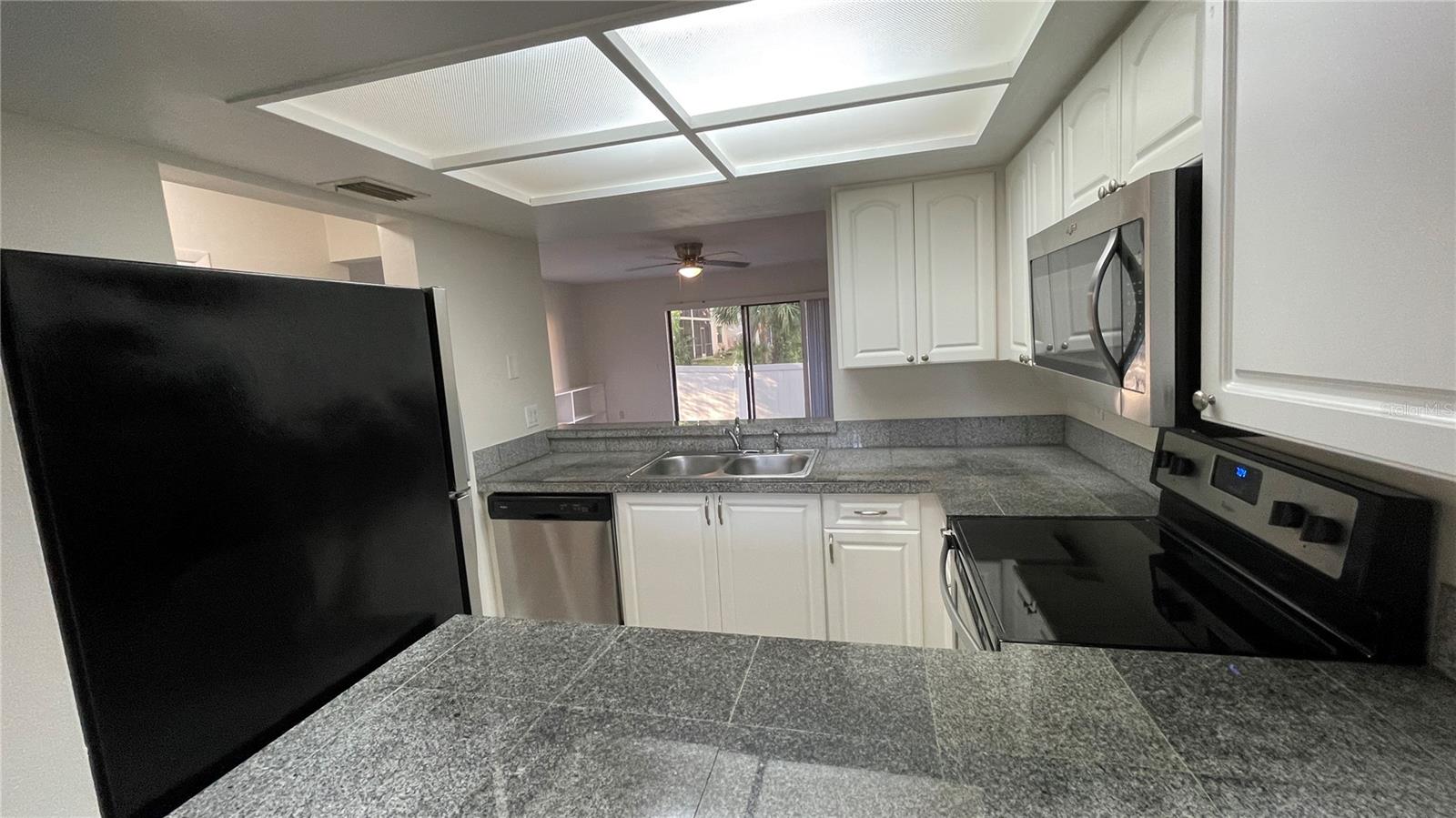 Image 7 of 37 For 892 Sunridge Drive 892