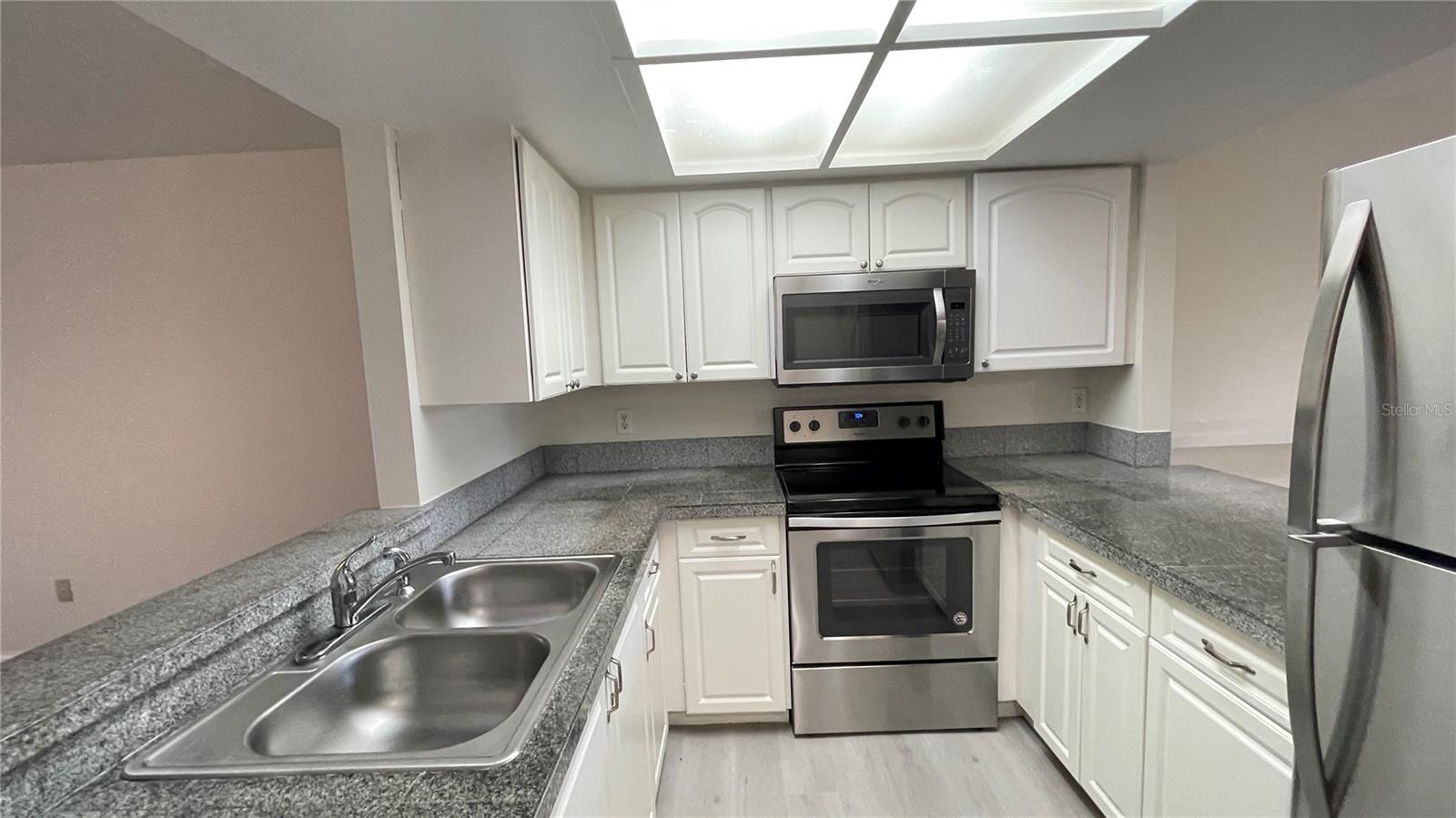 Image 8 of 37 For 892 Sunridge Drive 892