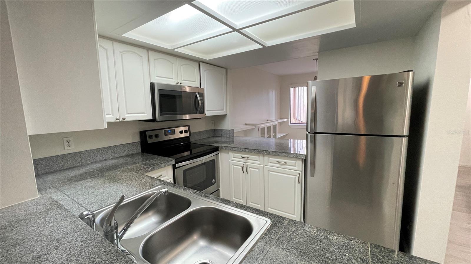 Image 9 of 37 For 892 Sunridge Drive 892