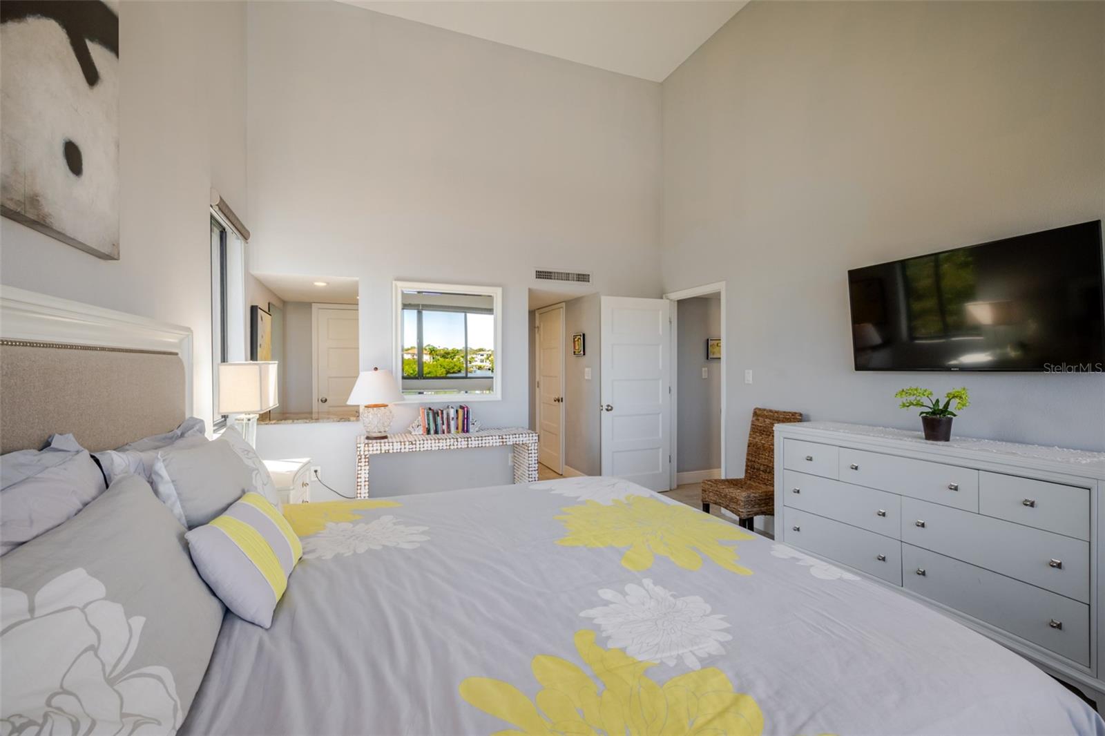 Image 26 of 83 For 6285 Midnight Pass Road 307