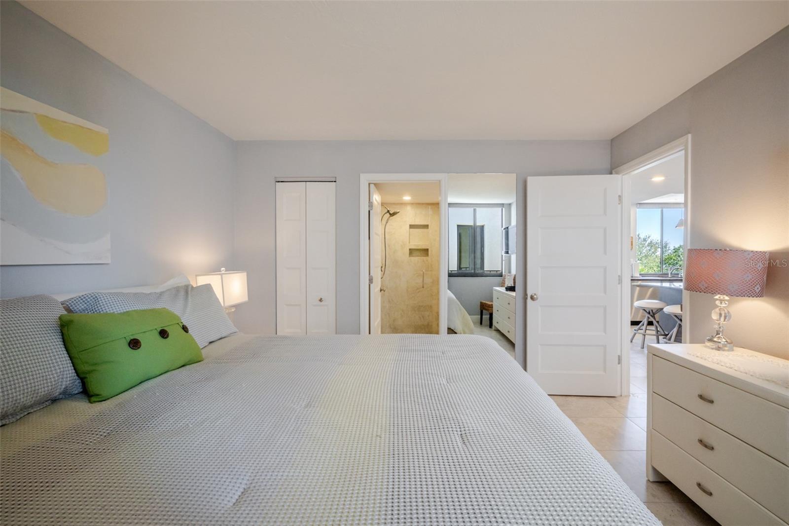 Image 36 of 83 For 6285 Midnight Pass Road 307