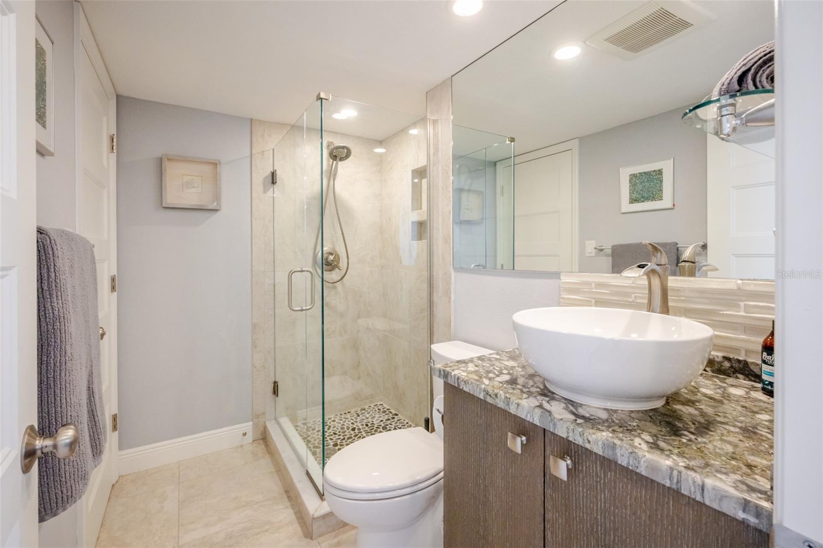 Image 37 of 83 For 6285 Midnight Pass Road 307