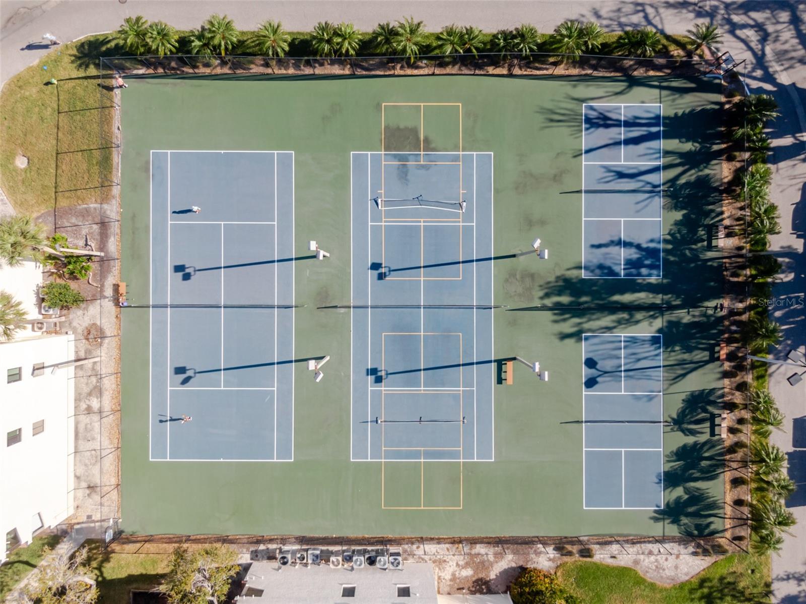 Image 48 of 83 For 6285 Midnight Pass Road 307