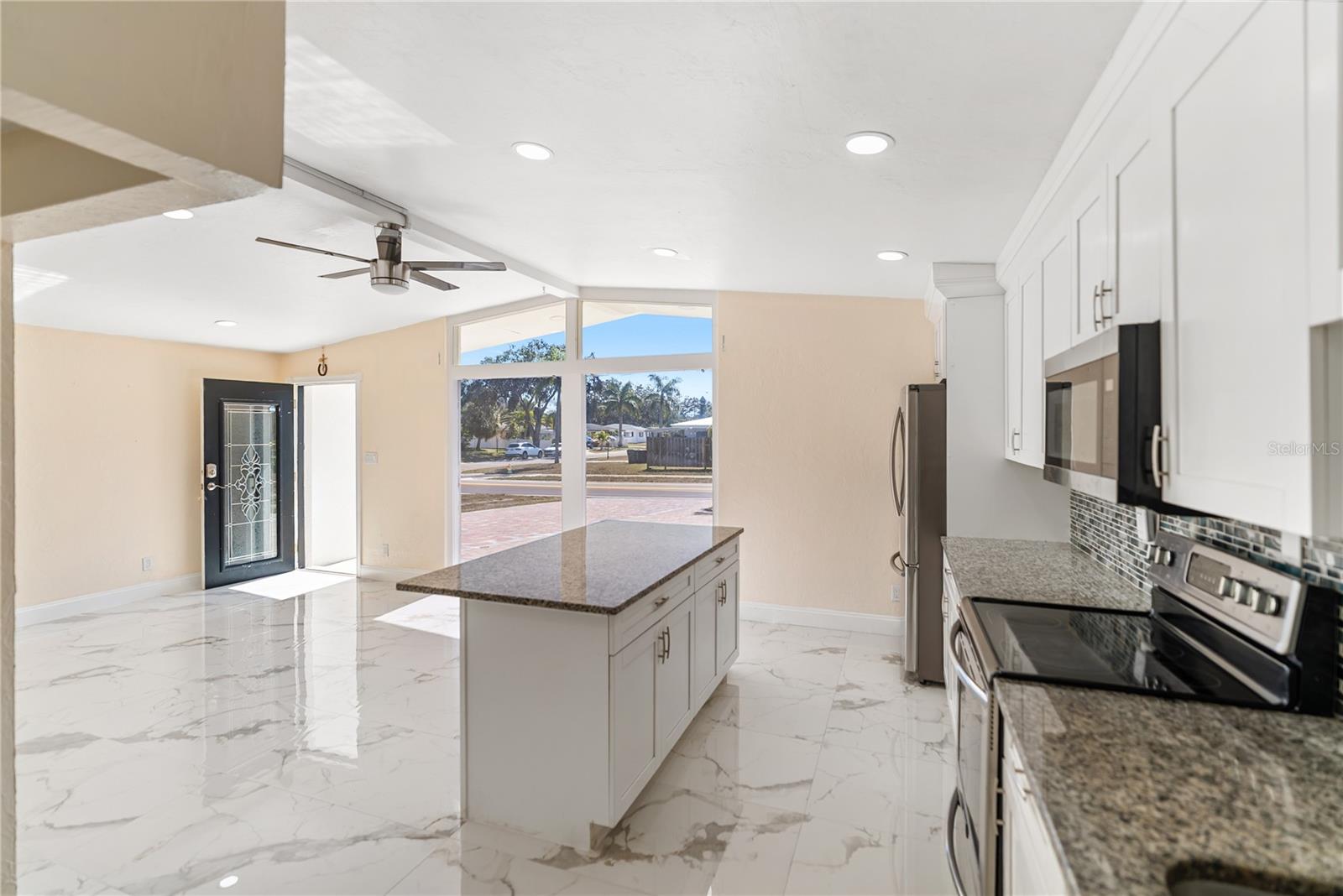 Listing photo id 8 for 3675 Prudence Drive