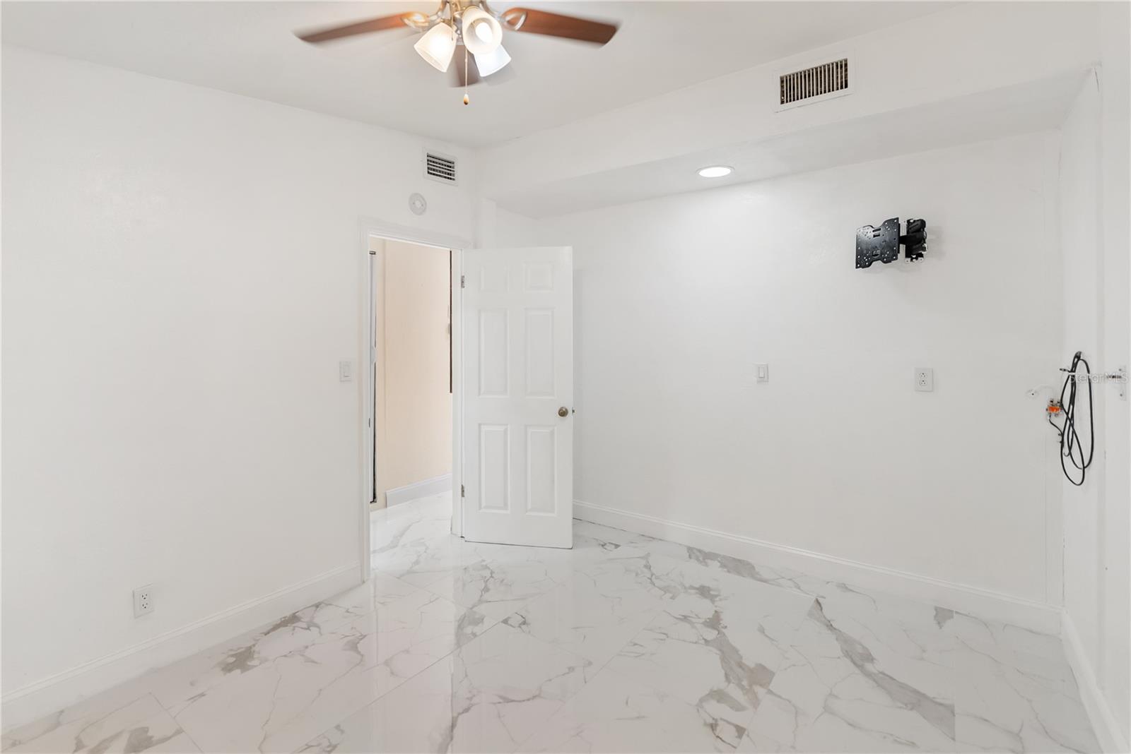 Listing photo id 17 for 3675 Prudence Drive