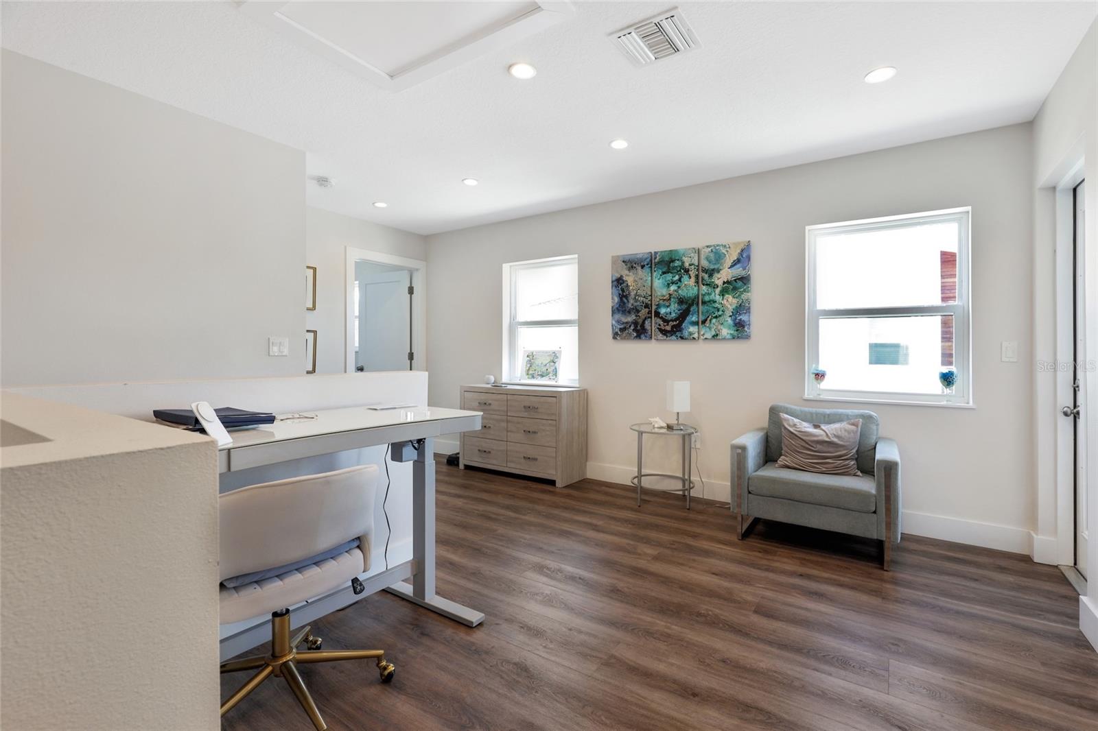 Image 12 of 23 For 2054 Roselawn Street