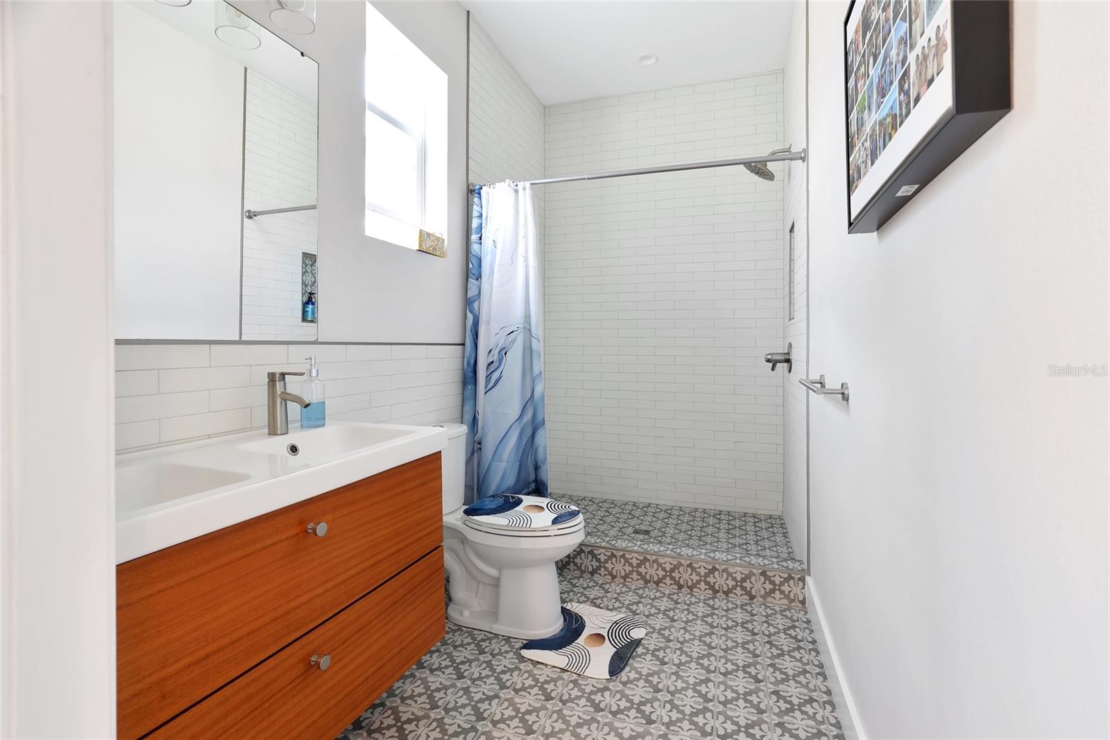 Image 14 of 23 For 2054 Roselawn Street