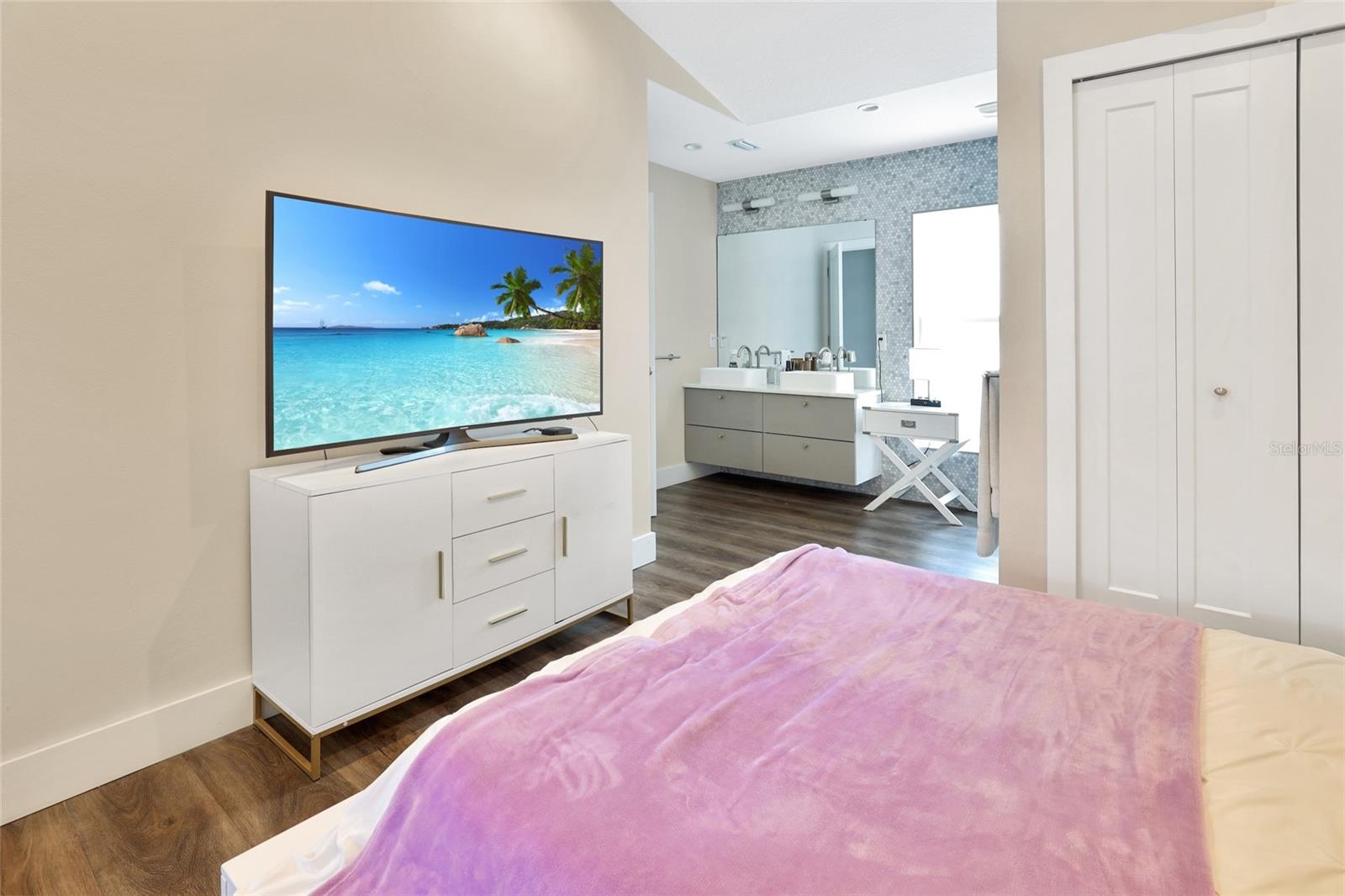 Image 7 of 23 For 2054 Roselawn Street