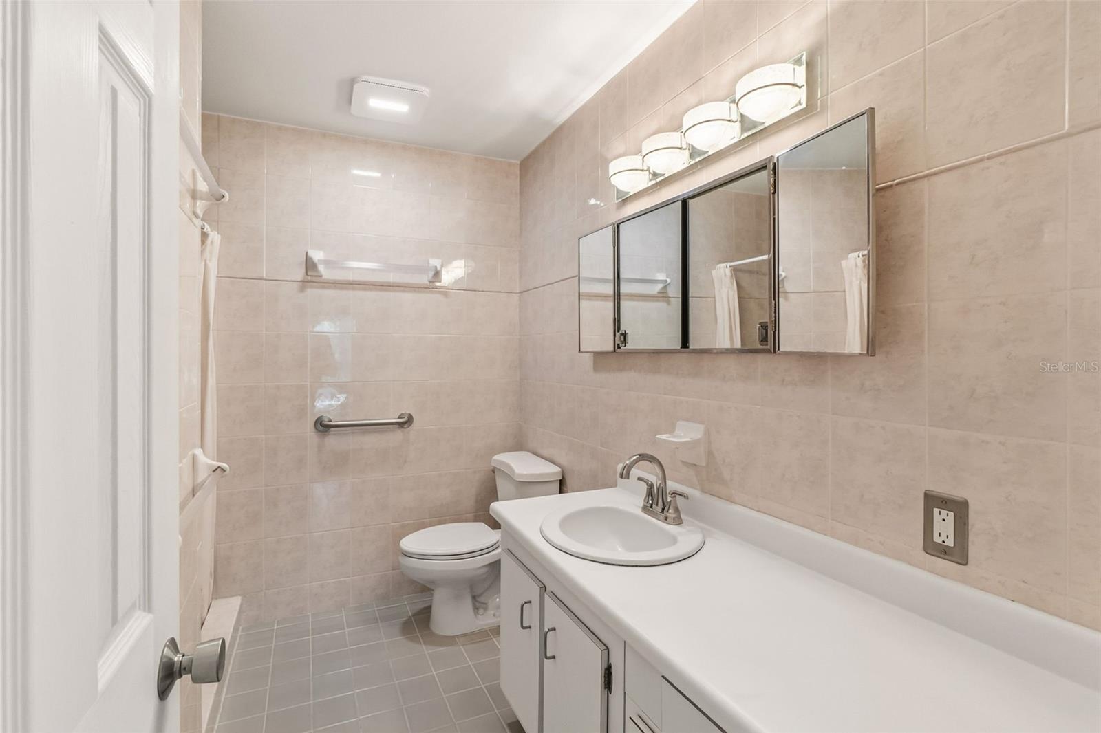 Image 12 of 29 For 531 Sutton Place 14