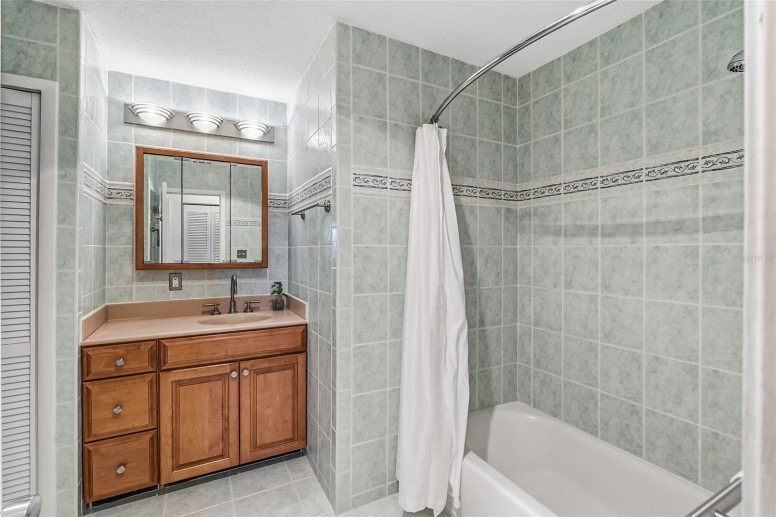 Image 13 of 29 For 531 Sutton Place 14