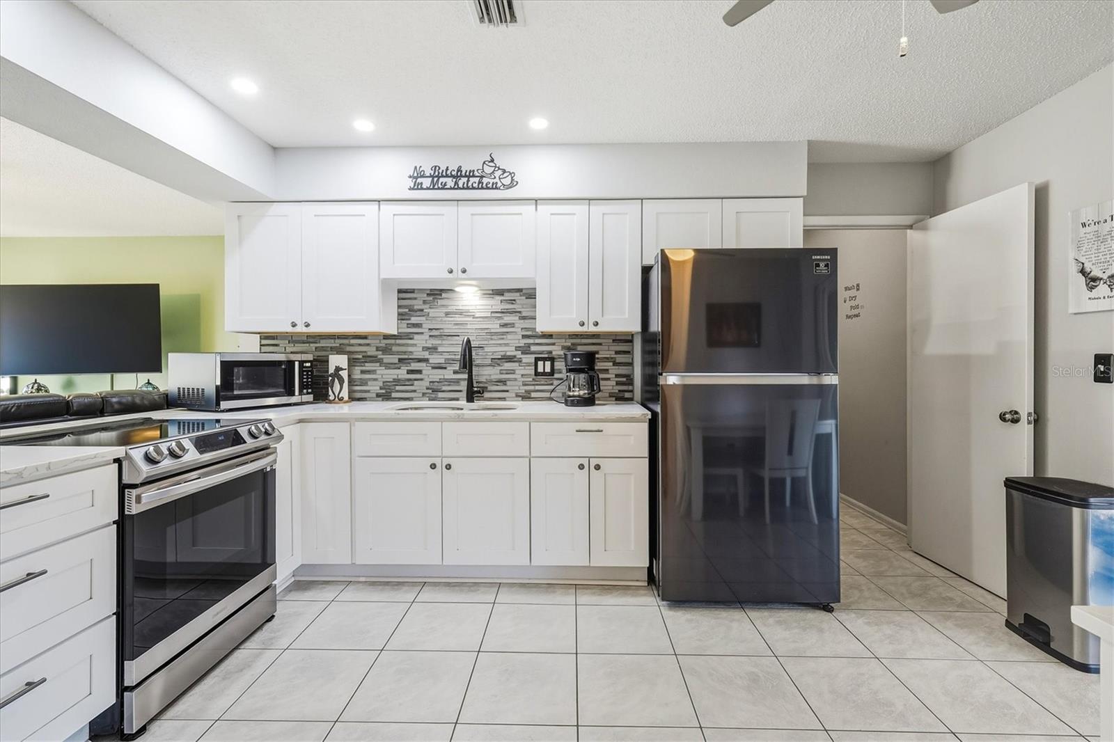 Listing photo id 10 for 4162 Winfall Avenue