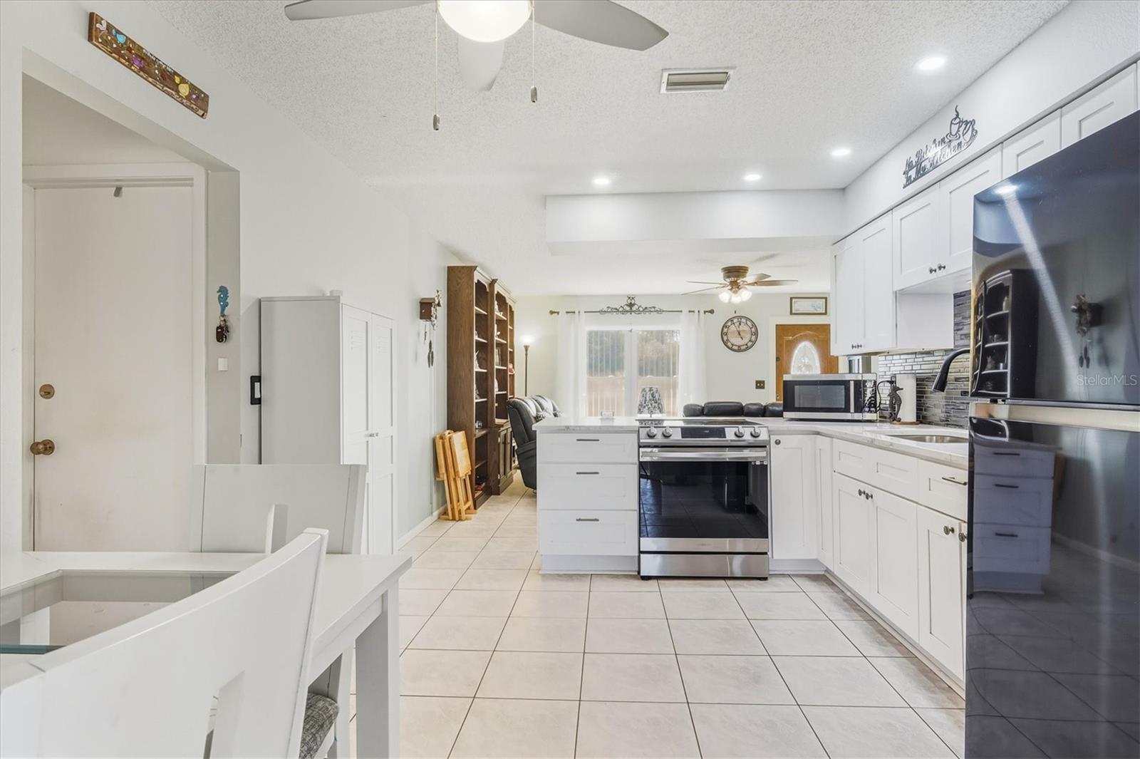 Listing photo id 12 for 4162 Winfall Avenue