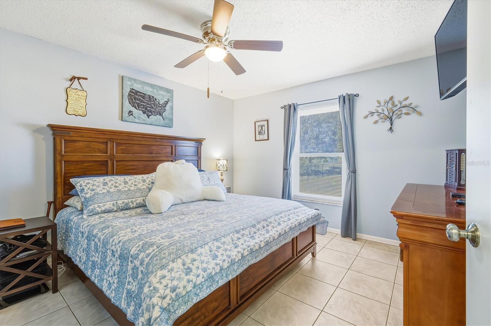 Listing photo id 13 for 4162 Winfall Avenue