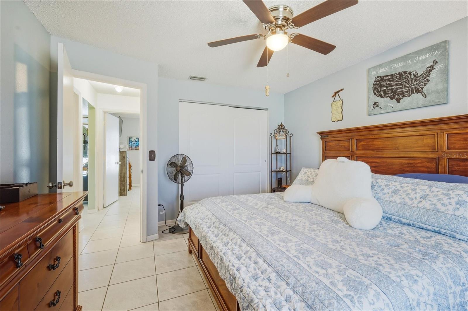 Listing photo id 14 for 4162 Winfall Avenue