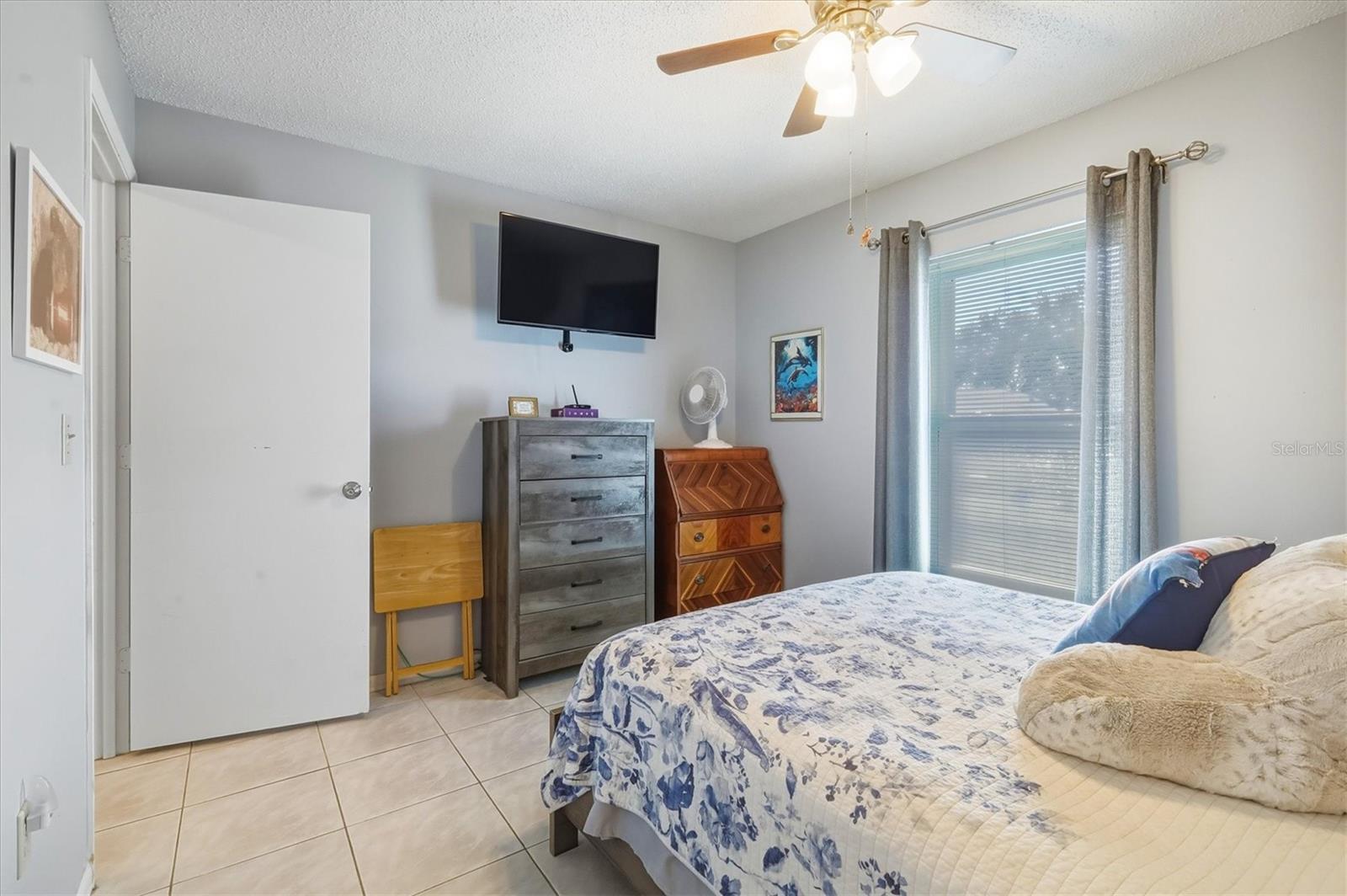 Listing photo id 17 for 4162 Winfall Avenue