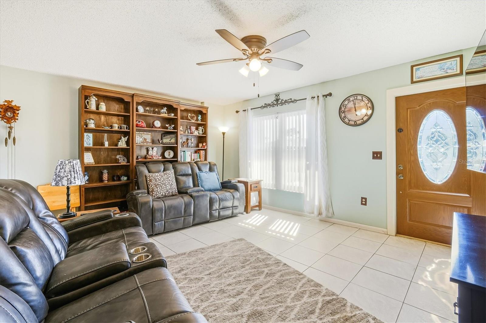 Listing photo id 2 for 4162 Winfall Avenue