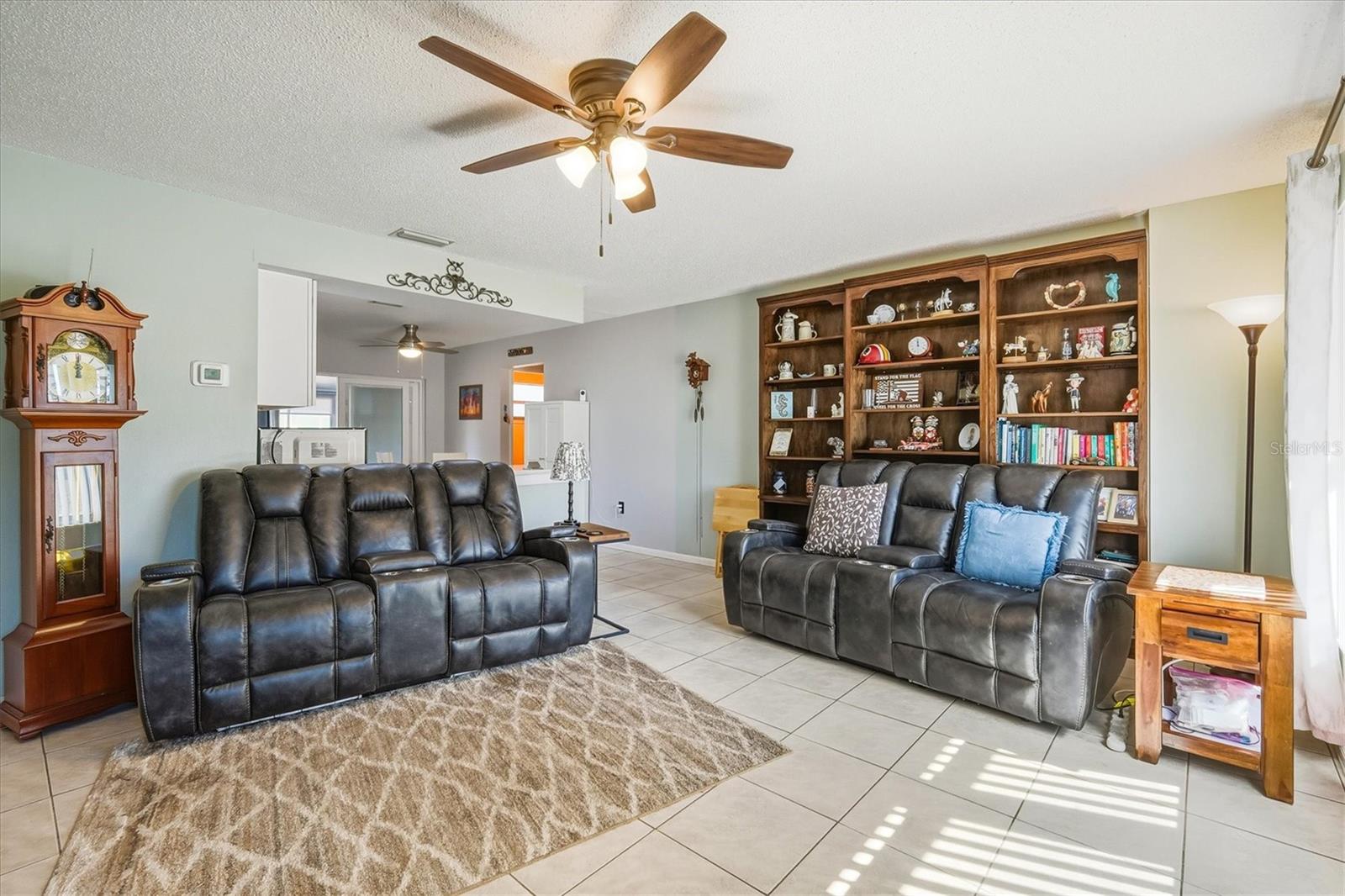 Listing photo id 3 for 4162 Winfall Avenue