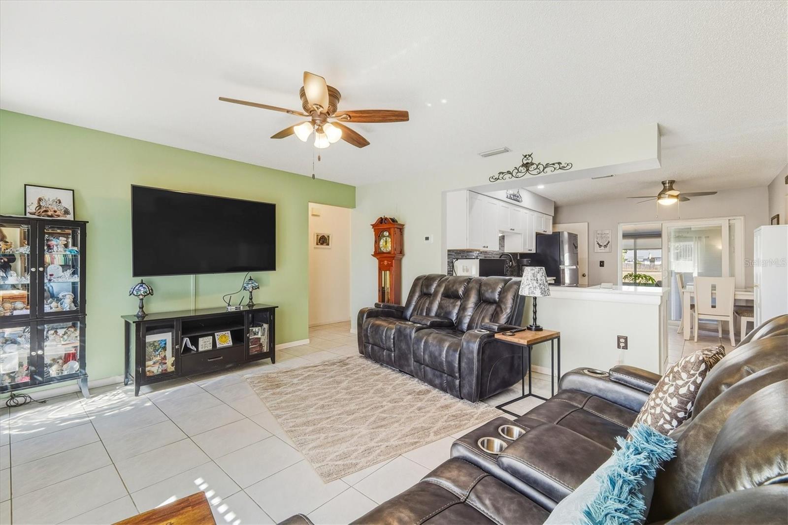 Listing photo id 4 for 4162 Winfall Avenue