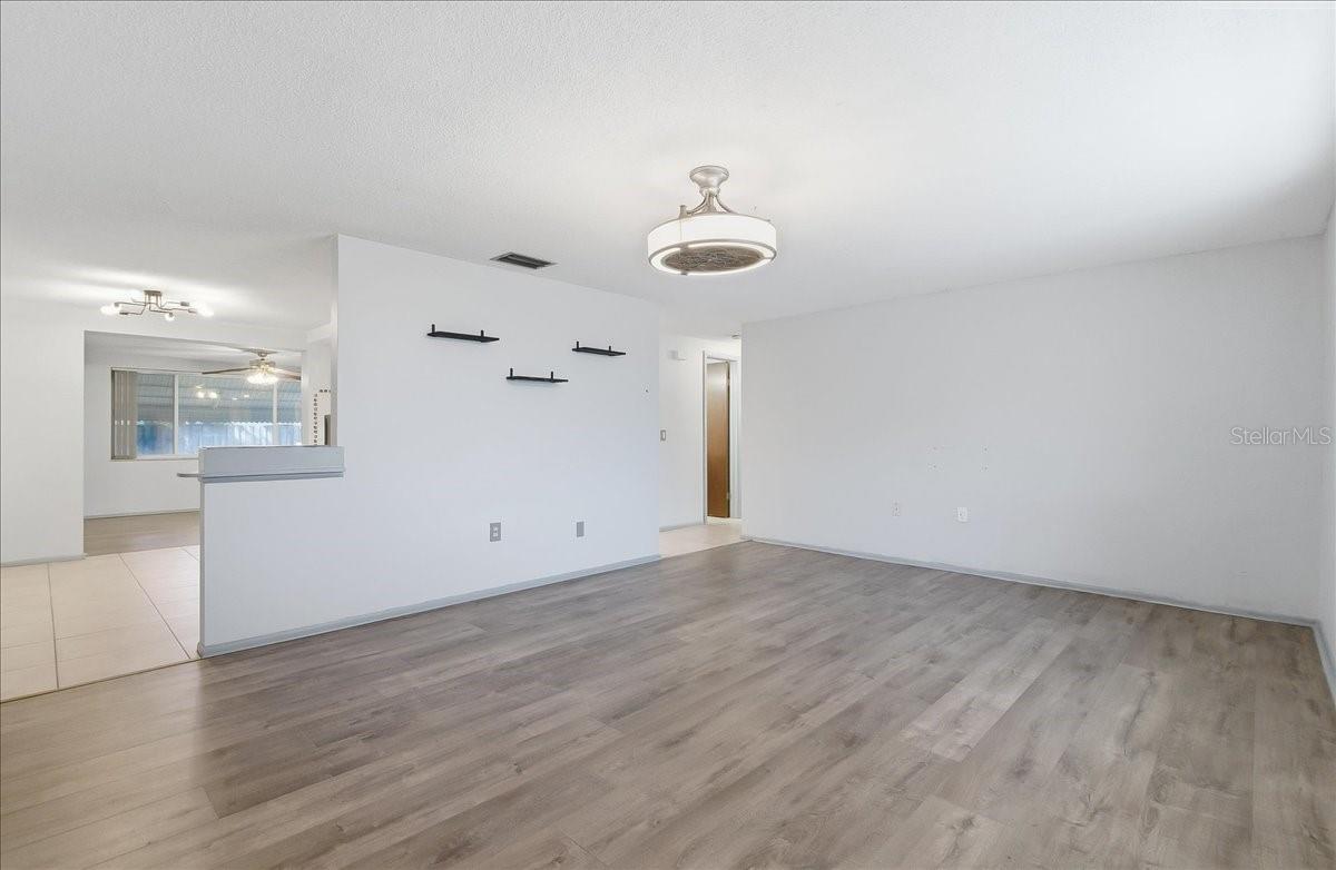 Image 5 of 33 For 10921 Manchester Road