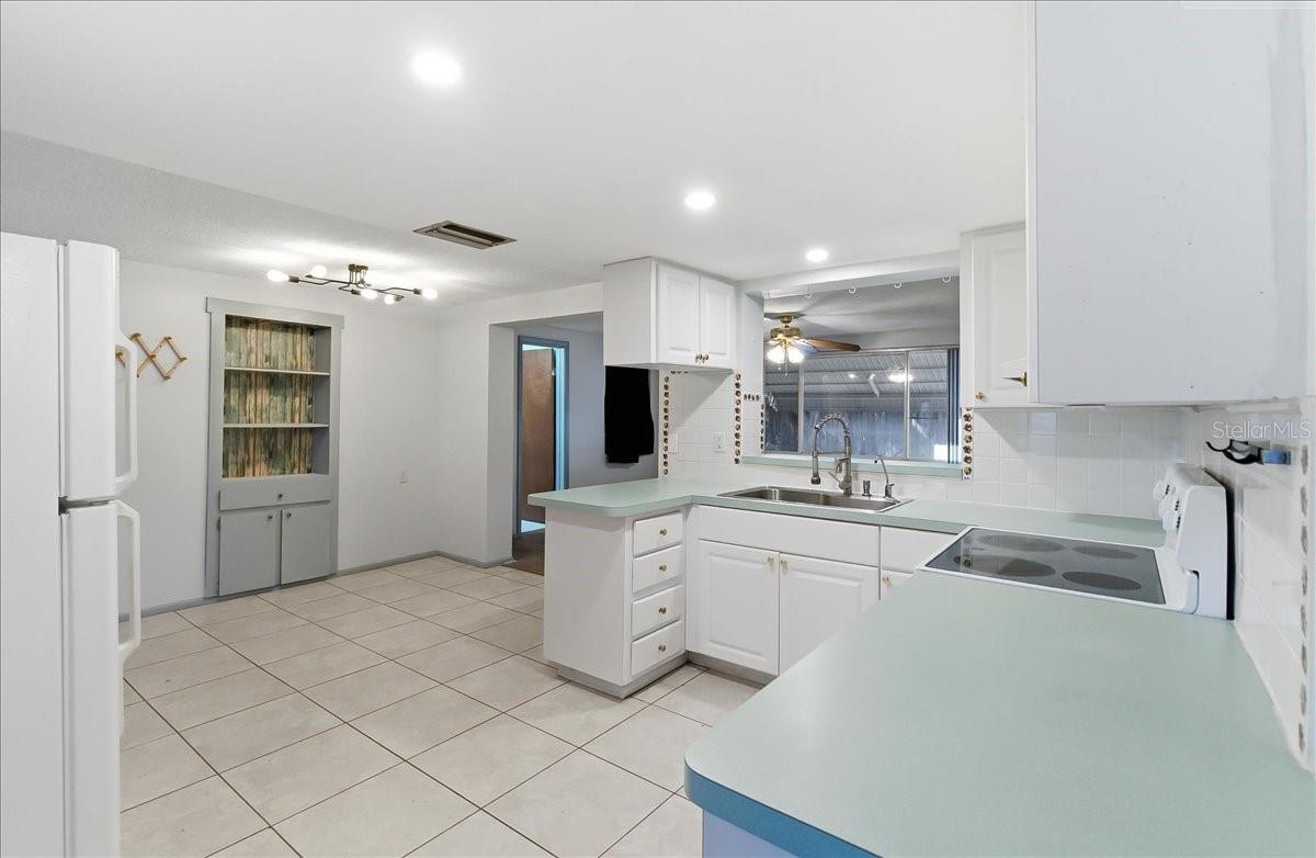 Image 8 of 33 For 10921 Manchester Road