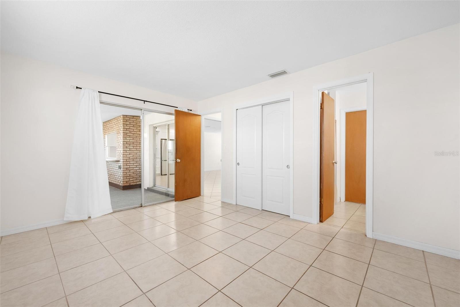 Image 17 of 29 For 2806 Oxford Drive W