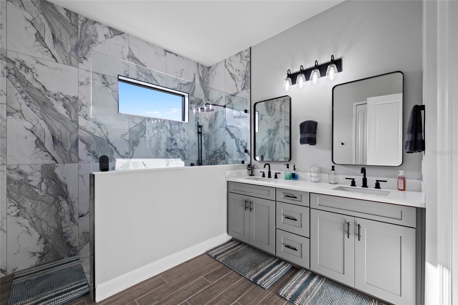 Image 23 of 54 For 13784 Old Creek Court