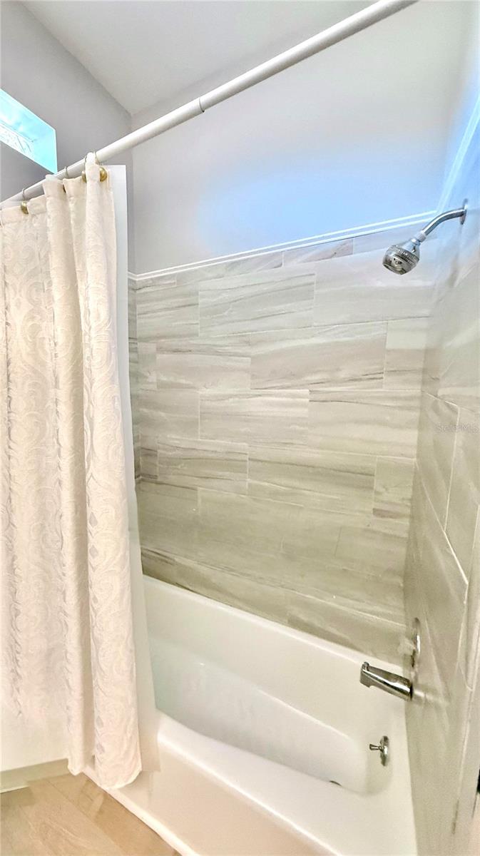 Image 21 of 31 For 405 Wellington Court