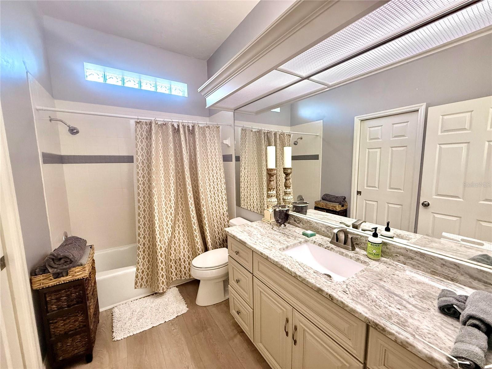 Image 23 of 31 For 405 Wellington Court