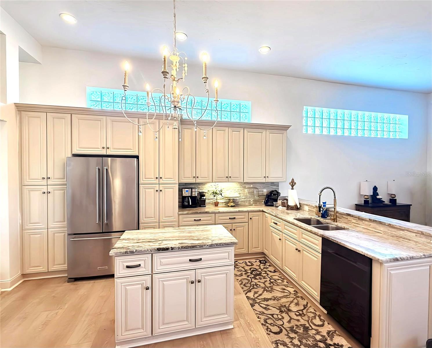 Image 6 of 31 For 405 Wellington Court