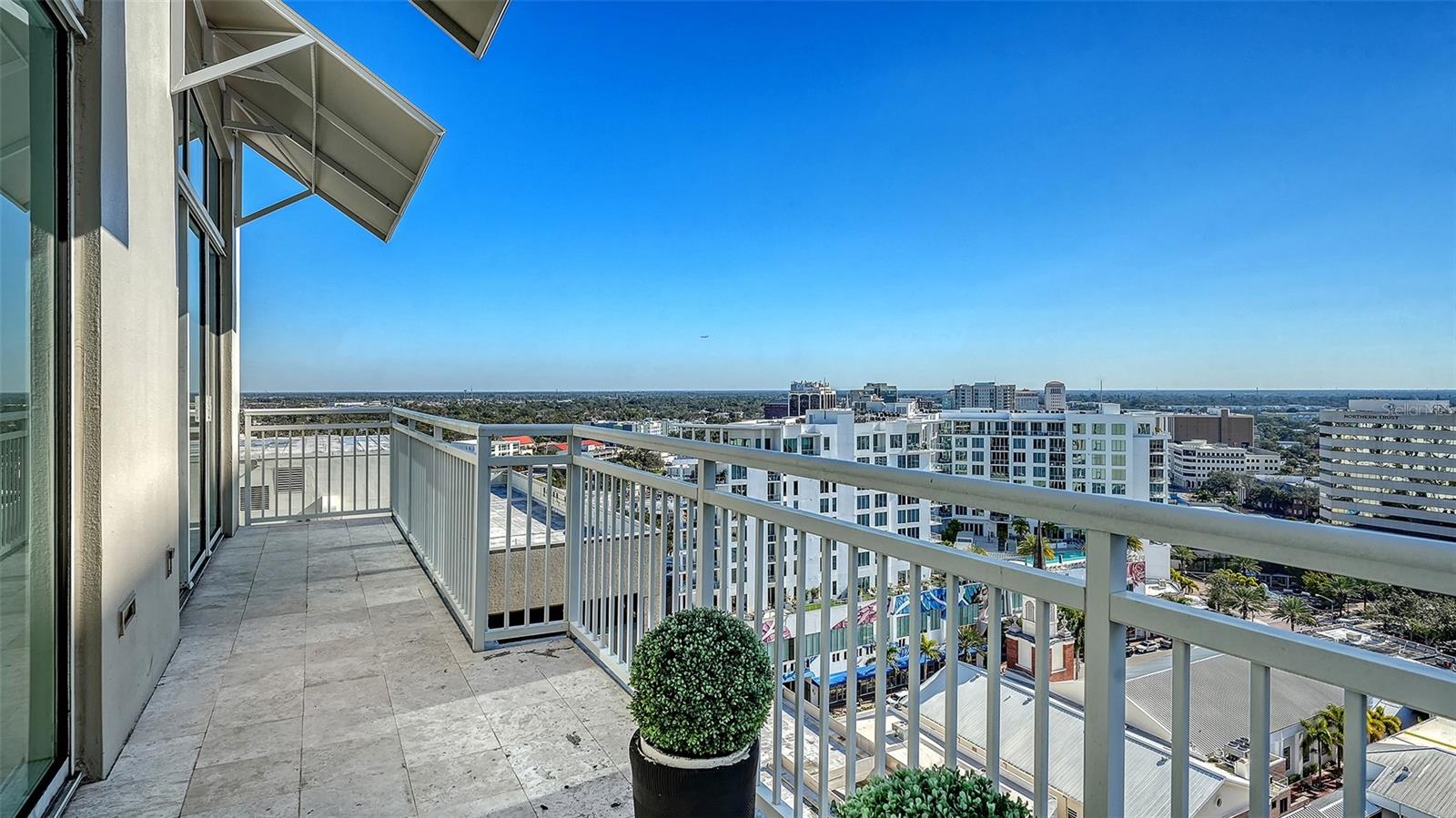 Image 13 of 51 For 1350 Main Street Ph-1701