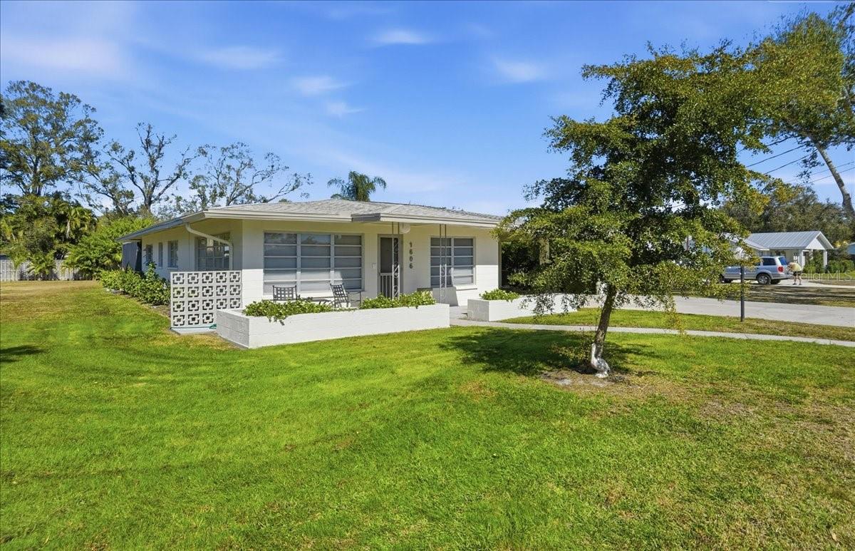 Image 4 of 31 For 1606 4th Street W