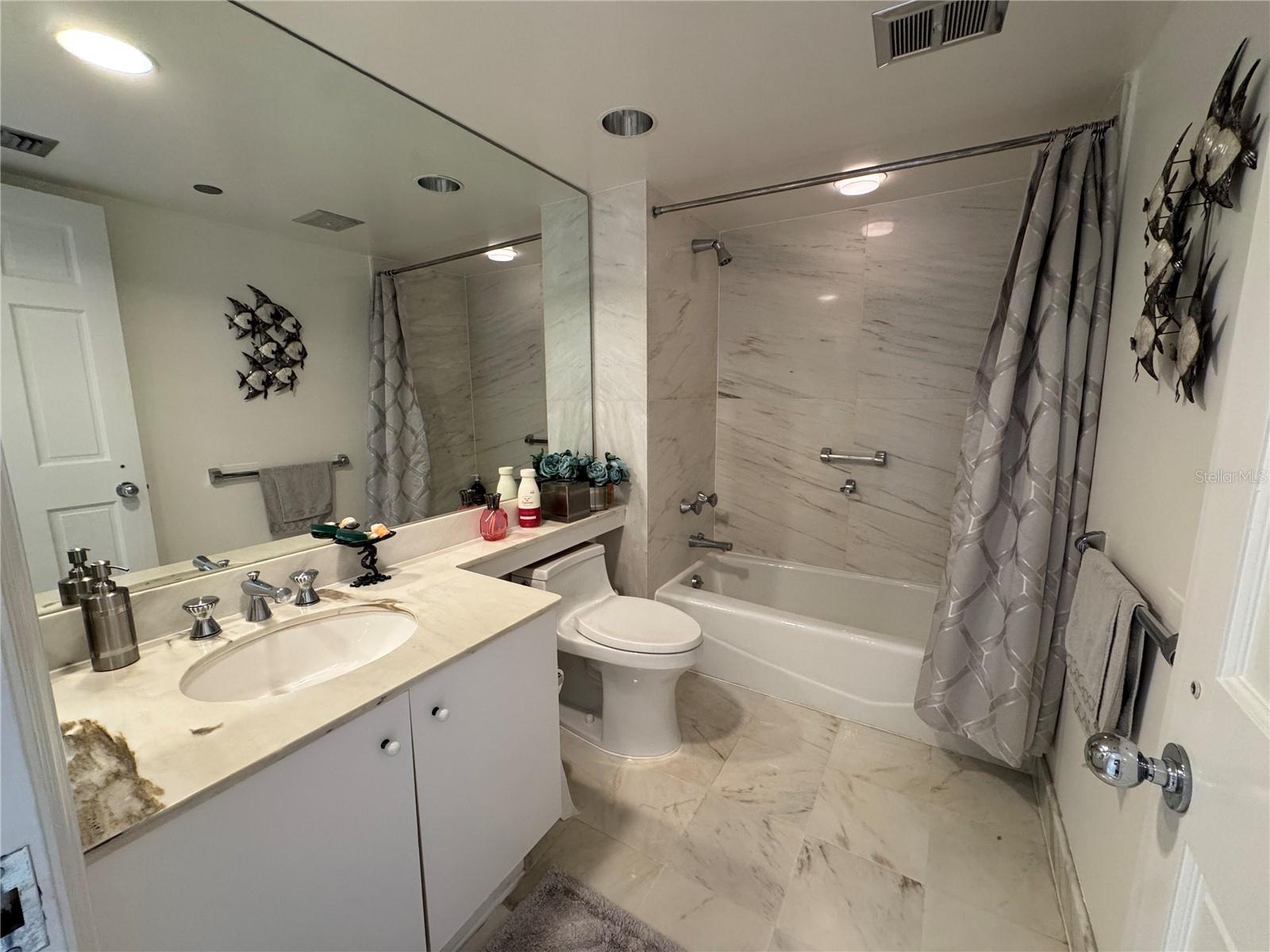 Image 15 of 30 For 775 Longboat Club Road 401