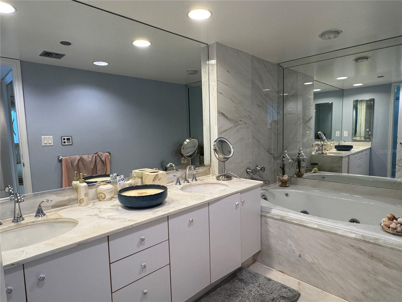 Image 17 of 30 For 775 Longboat Club Road 401