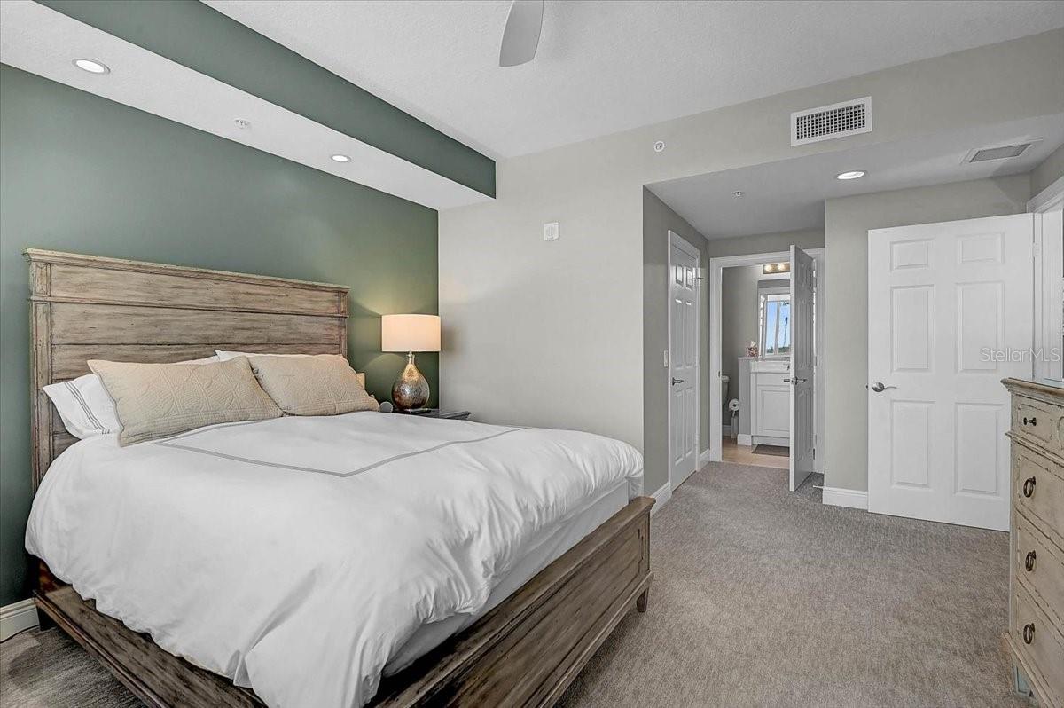 Image 19 of 53 For 800 Tamiami Trail 910