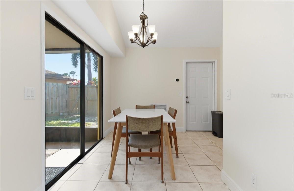 Image 10 of 54 For 8215 Country Oaks Court