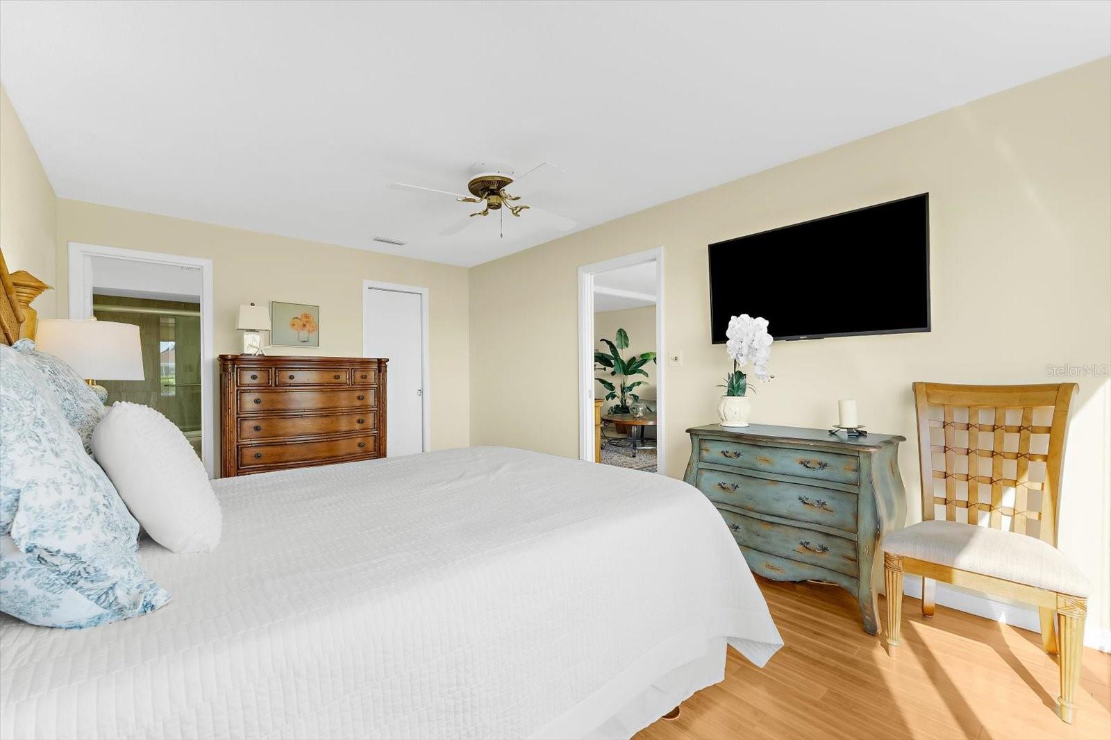 Image 16 of 62 For 8897 Midnight Pass Road 105