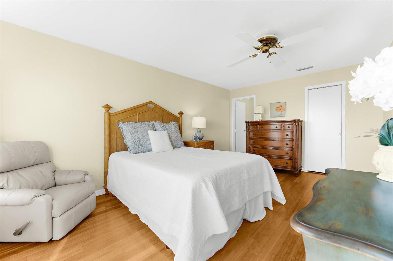 Image 17 of 62 For 8897 Midnight Pass Road 105