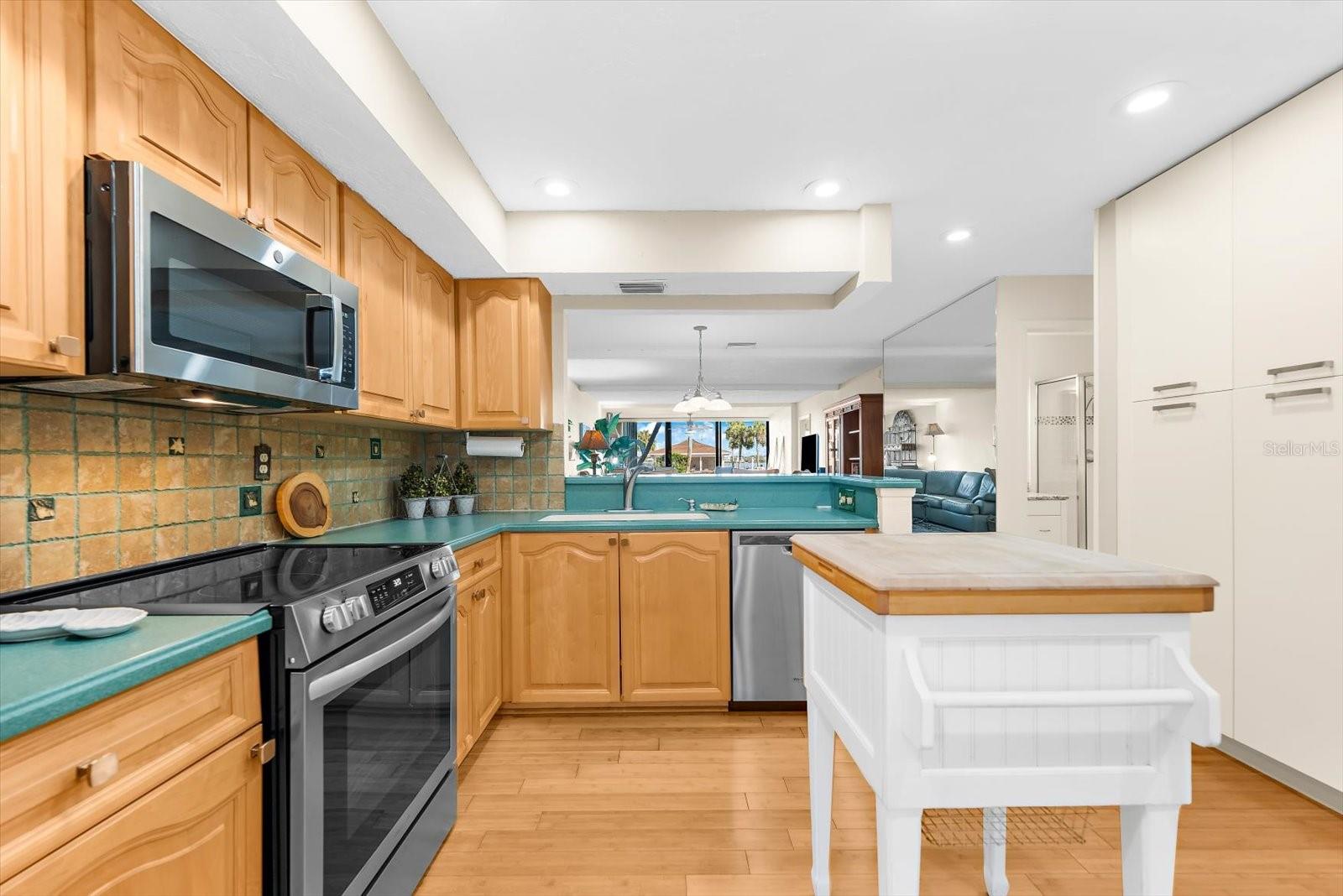 Image 4 of 62 For 8897 Midnight Pass Road 105